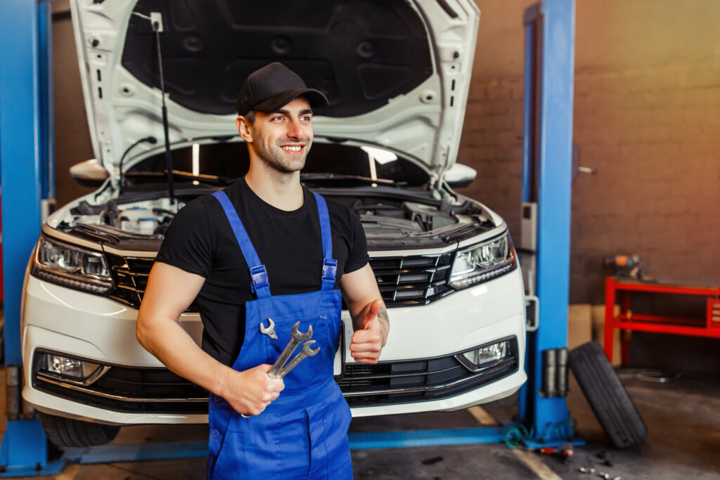 Mecánico reparando un auto con autopartes en Bogotá