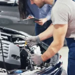 Mecánico utilizando repuestos Chevrolet de alta calidad