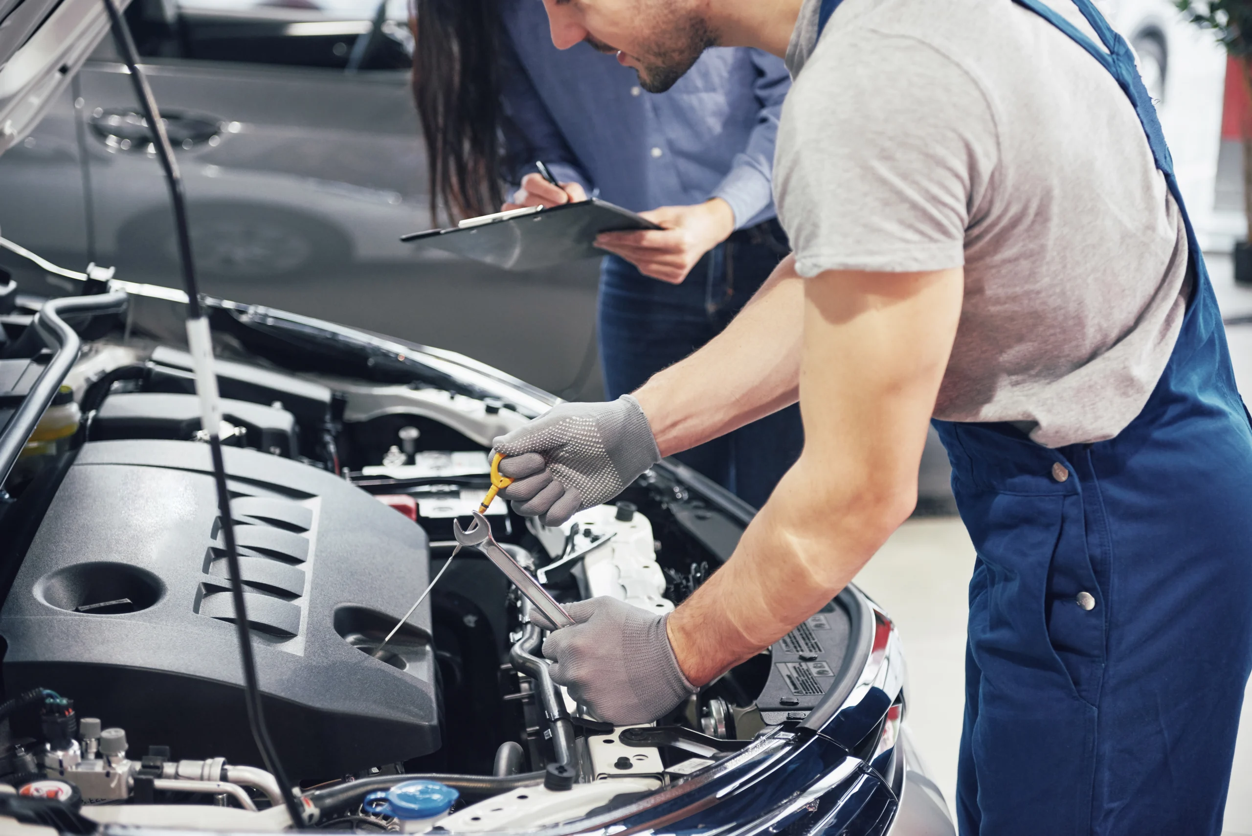 Mecánico utilizando repuestos Chevrolet de alta calidad