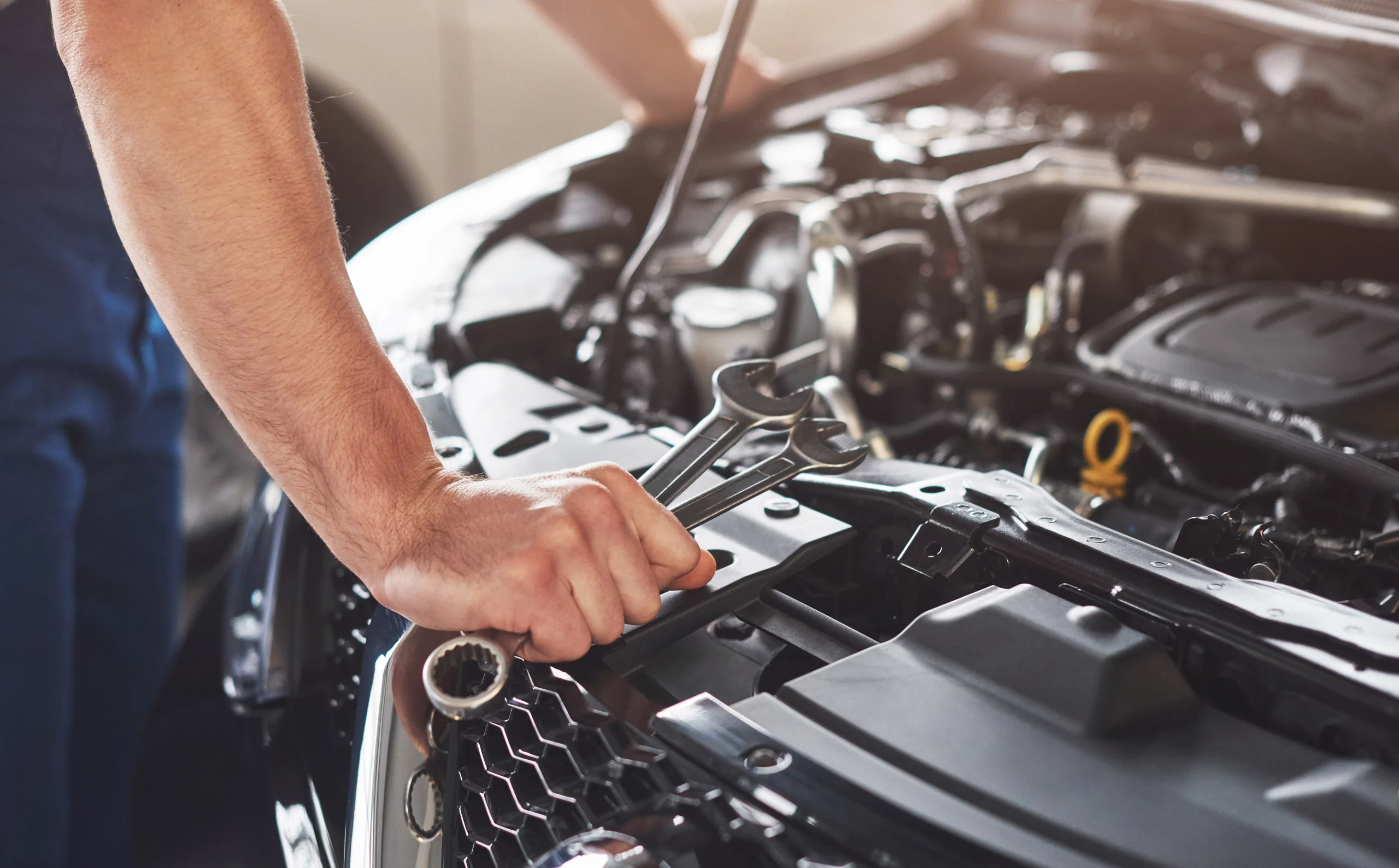 Mecánico buscando repuestos para carros correctos para el auto